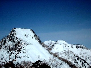 前武尊山頂から見た剣が峰と家の串